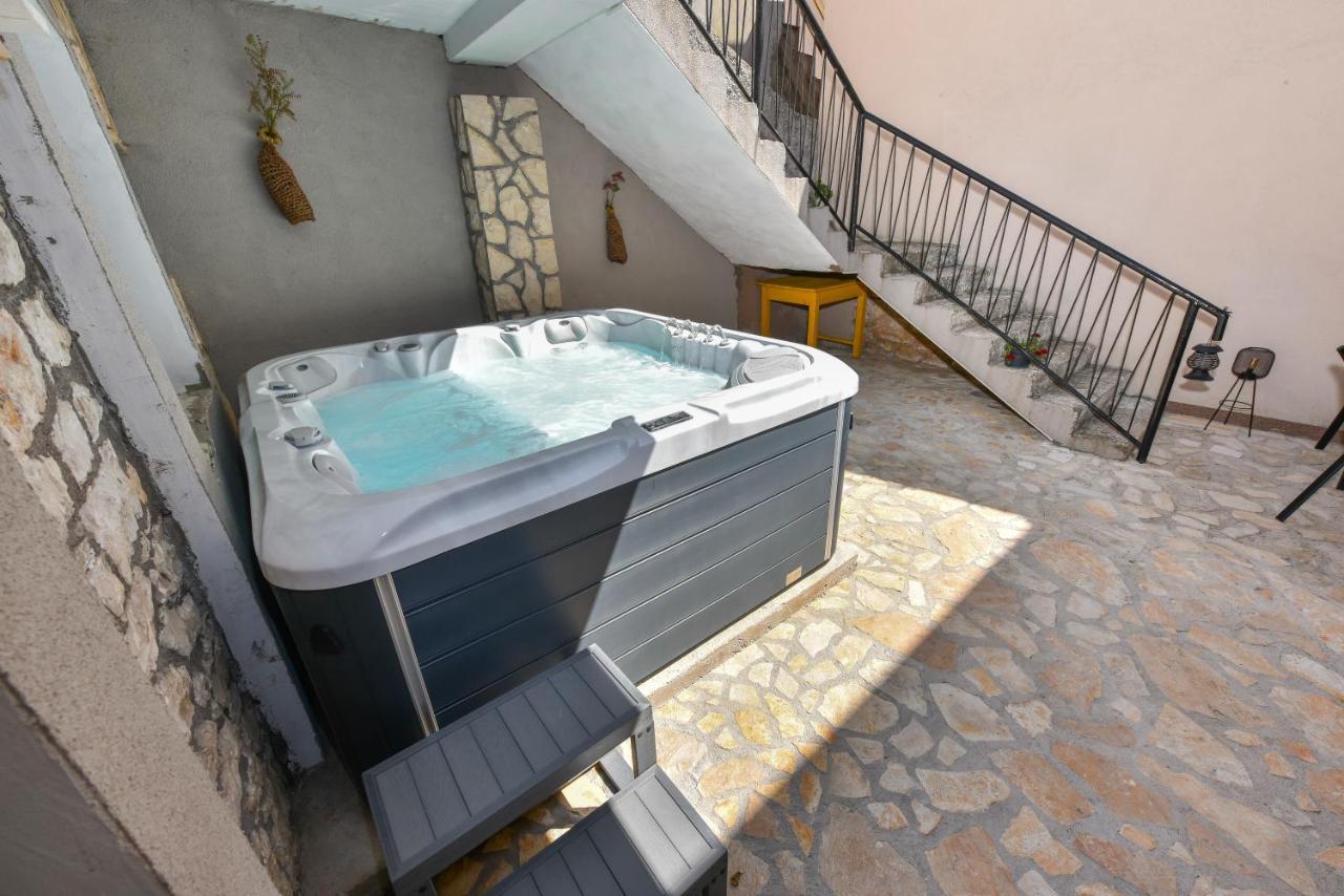 Apartment Loro With Jacuzzi Posedarje Exterior foto